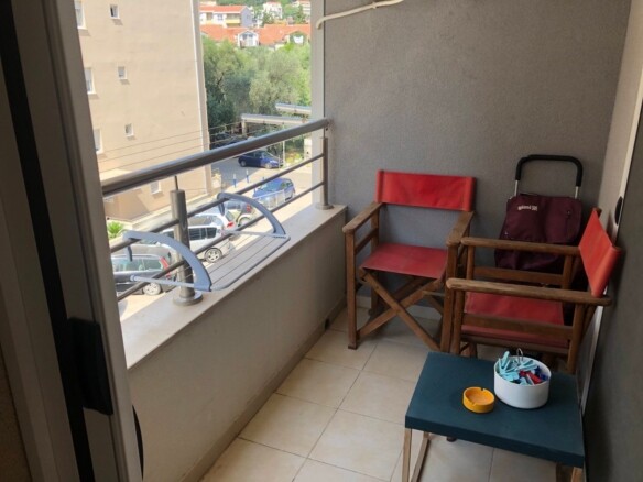Izdavanje, Budva-Jednosoban moderno opremljen stan u Ulici Maslina sa garažnim mjestom (NA Duži PERIOD)