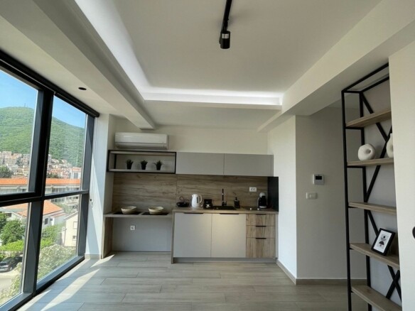 Moderno opremljena garsonjera sa garažnim mjestom, Bulevar-Budva (NA PERIOD OD 01.12.2026 DO 01.06.2027)
