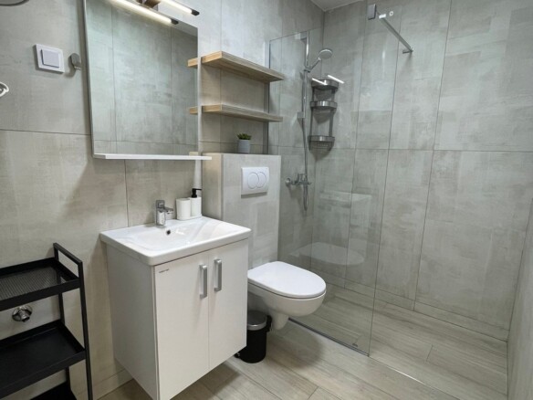 Moderno opremljena garsonjera sa garažnim mjestom, Bulevar-Budva (NA PERIOD OD 01.12.2026 DO 01.06.2027)