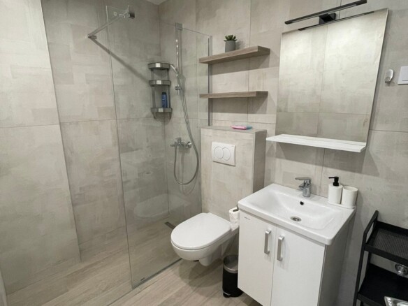Moderno opremljena garsonjera sa garažnim mjestom, Bulevar-Budva (NA PERIOD OD 01.12.2026 DO 01.06.2027)