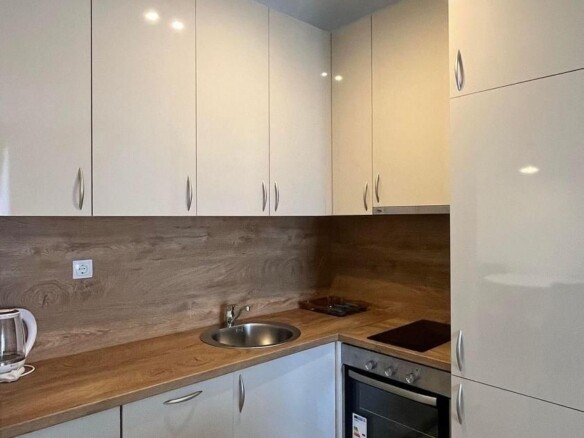 Izdavanje jednosobnog stana 60m2 sa garažnim mjestom na prvoj liniji mora, Rafailovici (NA PERIOD DO 01.06.2027)