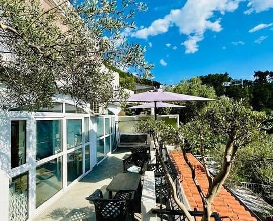 Izdavanje trosobnog stana sa pogledom na more, parking mjestom i privatnim dvorištem – Sveti Stefan, Budva (na period od 01.10.2026 do 01.06.2027)