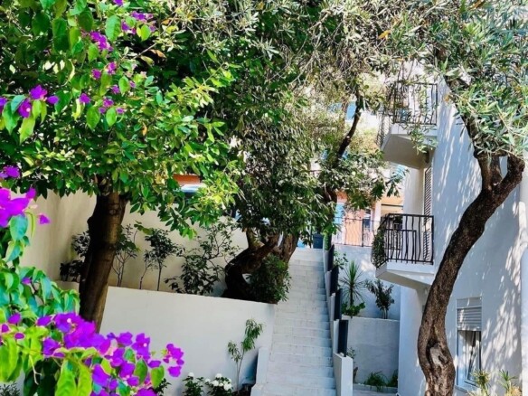 Izdavanje trosobnog stana sa pogledom na more, parking mjestom i privatnim dvorištem – Sveti Stefan, Budva (na period od 01.10.2026 do 01.06.2027)