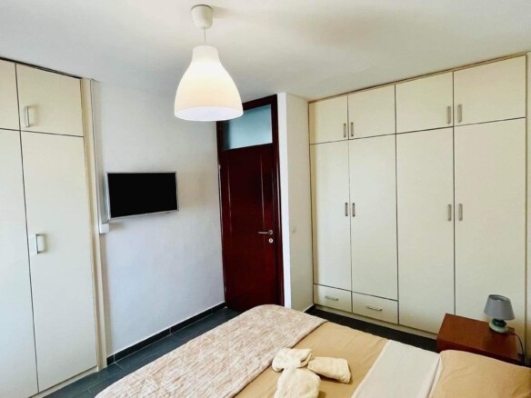 Izdavanje trosobnog stana sa pogledom na more, parking mjestom i privatnim dvorištem – Sveti Stefan, Budva (na period od 01.10.2026 do 01.06.2027)
