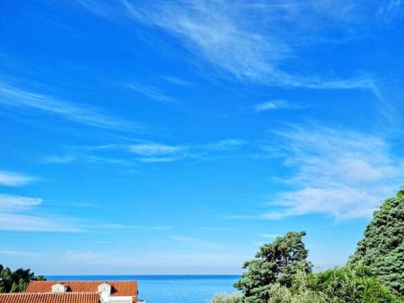 Izdavanje trosobnog stana sa pogledom na more, parking mjestom i privatnim dvorištem – Sveti Stefan, Budva (na period od 01.10.2026 do 01.06.2027)