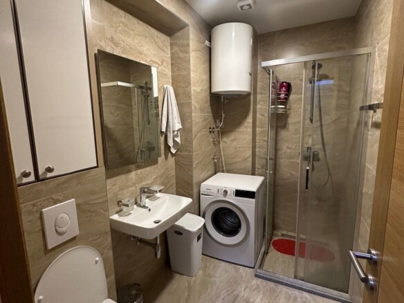 Moderno opremljen jednosoban stan 50m2 sa garažnim mjestom, Budva-Rozino (Na period do 01.06.2027)