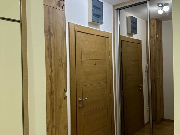 Moderno opremljen jednosoban stan 50m2 sa garažnim mjestom, Budva-Rozino (Na period do 01.06.2027)