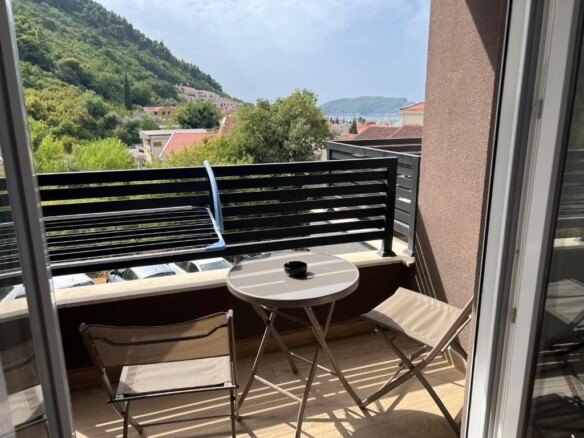 Prodaja novog opremljenog jednosobnog stana 44m2 sa garažnim mjestom i pogledom na more i grad – Lazi, Budva