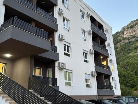 Prodaja novog opremljenog jednosobnog stana 44m2 sa garažnim mjestom i pogledom na more i grad – Lazi, Budva