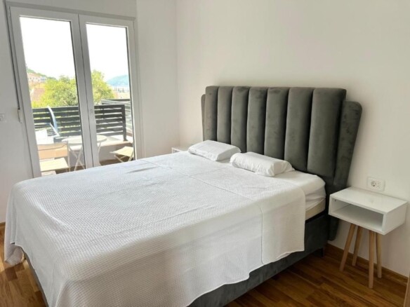 Prodaja novog opremljenog jednosobnog stana 44m2 sa garažnim mjestom i pogledom na more i grad – Lazi, Budva
