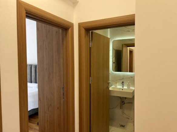 Prodaja novog opremljenog jednosobnog stana 44m2 sa garažnim mjestom i pogledom na more i grad – Lazi, Budva