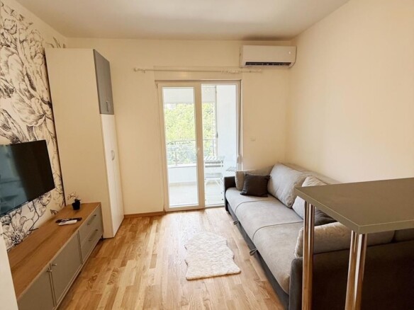 Nov opremljen studio apartman u Bečićima (Izdavanje na period do 01.06.2027)