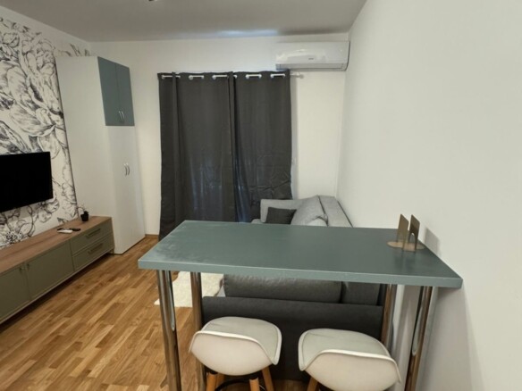 Nov opremljen studio apartman u Bečićima (Izdavanje na period do 01.06.2027)