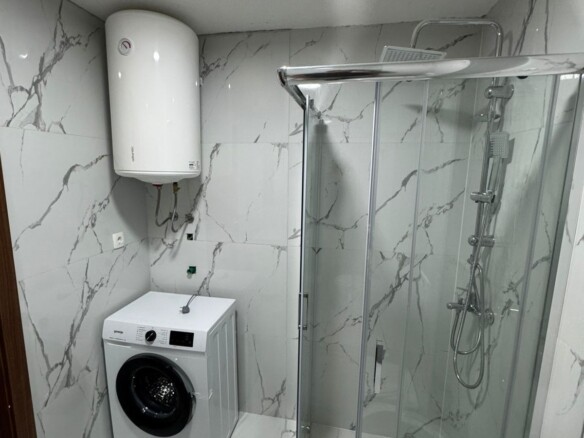 Nov opremljen studio apartman u Bečićima (Izdavanje na period do 01.06.2027)
