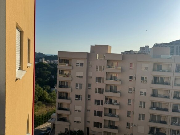 Nov opremljen studio apartman u Bečićima (Izdavanje na period do 01.06.2027)