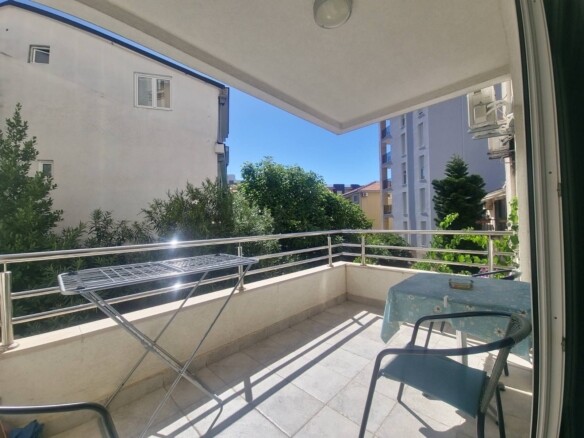 Izdaje se dvosoban namješten stan 68 m² u centru Budve – Vojvodjanska (na duži period)