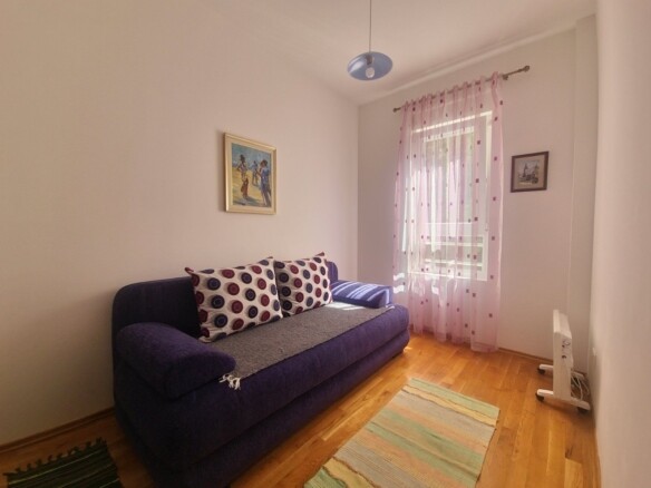 Izdaje se dvosoban namješten stan 68 m² u centru Budve – Vojvodjanska (na duži period)