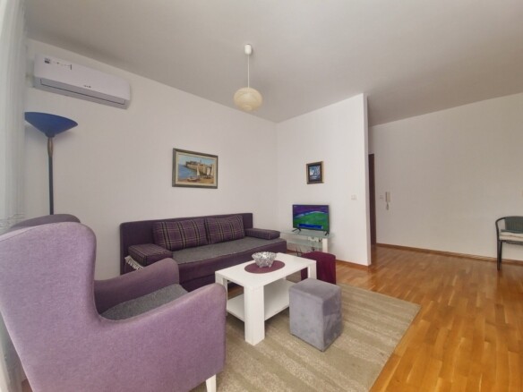 Izdaje se dvosoban namješten stan 68 m² u centru Budve – Vojvodjanska (na duži period)