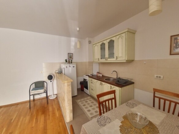 Izdaje se dvosoban namješten stan 68 m² u centru Budve – Vojvodjanska (na duži period)