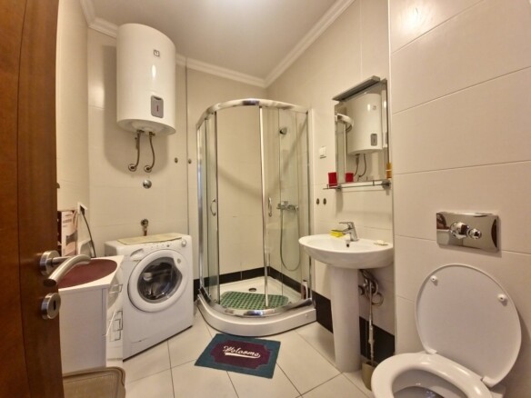 Izdaje se dvosoban namješten stan 68 m² u centru Budve – Vojvodjanska (na duži period)