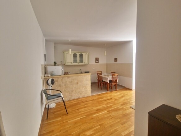 Izdaje se dvosoban namješten stan 68 m² u centru Budve – Vojvodjanska (na duži period)