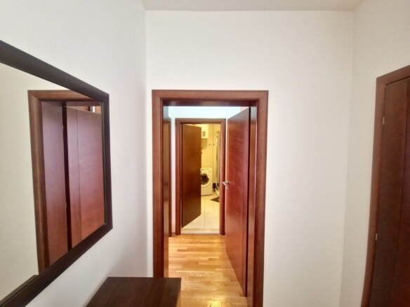 Izdaje se dvosoban namješten stan 68 m² u centru Budve – Vojvodjanska (na duži period)