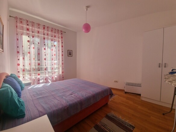 Izdaje se dvosoban namješten stan 68 m² u centru Budve – Vojvodjanska (na duži period)