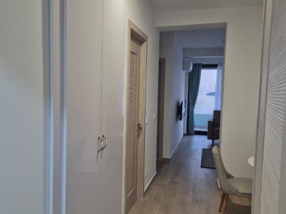 Izdavanje jednosobnog stana 60m2 sa garažnim mjestom na prvoj liniji mora, Rafailovici (NA PERIOD DO 01.06.2027)