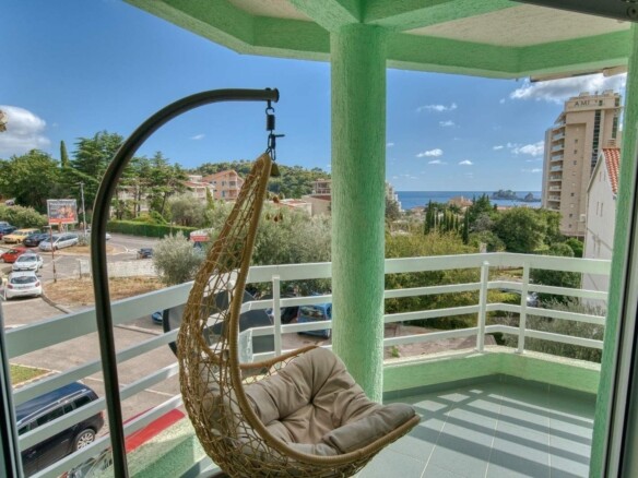 Moderno opremljen jednosoban stan sa pogledom na more , Petrovac-Budva (Izdavanje na period od 01.10.2026 do 01.06.2027)