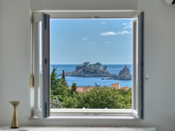 Moderno opremljen jednosoban stan sa pogledom na more , Petrovac-Budva (Izdavanje na period od 01.10.2026 do 01.06.2027)