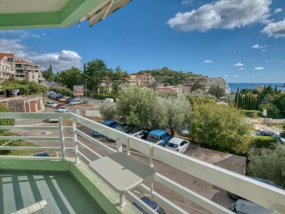 Moderno opremljen jednosoban stan sa pogledom na more , Petrovac-Budva (Izdavanje na period od 01.10.2026 do 01.06.2027)