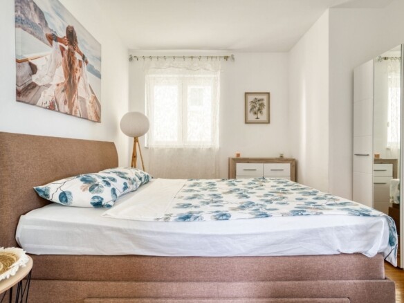 Moderno opremljen jednosoban stan sa pogledom na more , Petrovac-Budva (Izdavanje na period od 01.10.2026 do 01.06.2027)