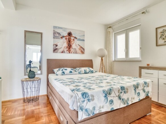 Moderno opremljen jednosoban stan sa pogledom na more , Petrovac-Budva (Izdavanje na period od 01.10.2026 do 01.06.2027)