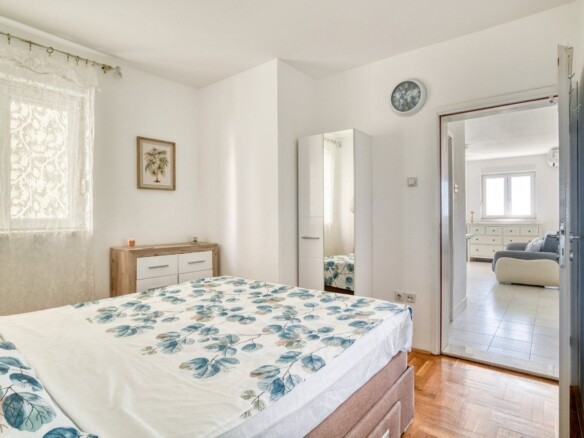 Moderno opremljen jednosoban stan sa pogledom na more , Petrovac-Budva (Izdavanje na period od 01.10.2026 do 01.06.2027)