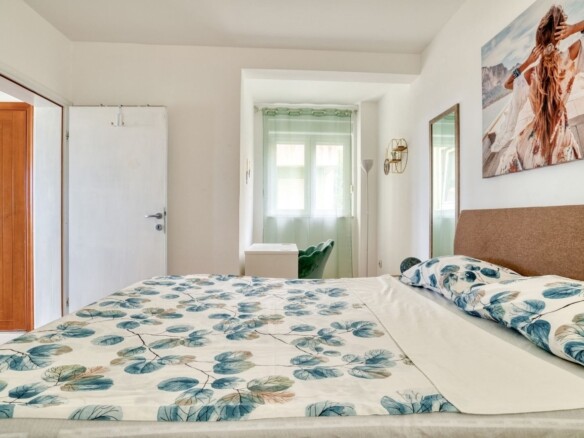 Moderno opremljen jednosoban stan sa pogledom na more , Petrovac-Budva (Izdavanje na period od 01.10.2026 do 01.06.2027)