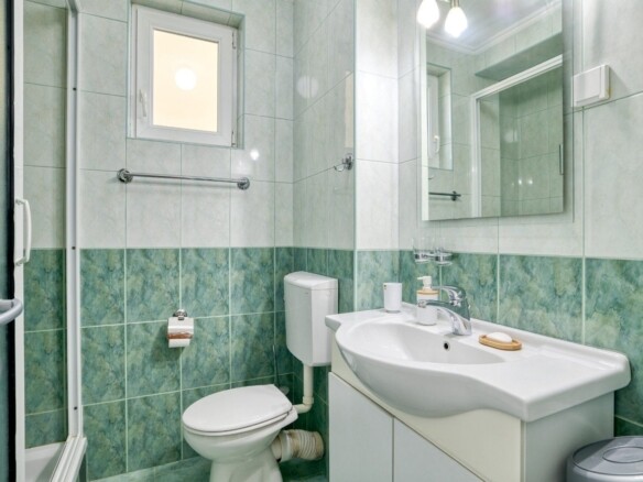 Moderno opremljen jednosoban stan sa pogledom na more , Petrovac-Budva (Izdavanje na period od 01.10.2026 do 01.06.2027)