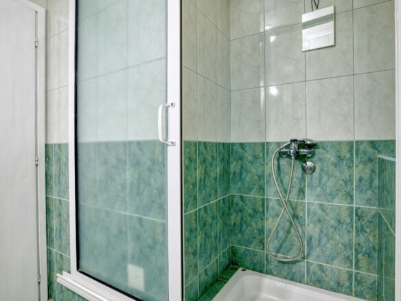 Moderno opremljen jednosoban stan sa pogledom na more , Petrovac-Budva (Izdavanje na period od 01.10.2026 do 01.06.2027)