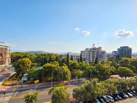 Prodaja luksuznog četvorosobnog namještenog duplex stana 281 m² sa četiri terase – Preko Morače, Podgorica | Moguća kompenzacija za manje stanove u Budvi ili Podgorici