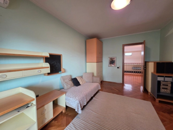 Prodaja luksuznog četvorosobnog namještenog duplex stana 281 m² sa četiri terase – Preko Morače, Podgorica | Moguća kompenzacija za manje stanove u Budvi ili Podgorici