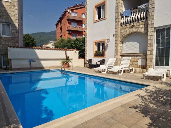 Izdavanje jednosobnog stana 37 m² sa bazenom, parkingom i uračunatim režijama – Budva, Adok (IZDAVANJE NA PERIOD DO 01.06.2027)