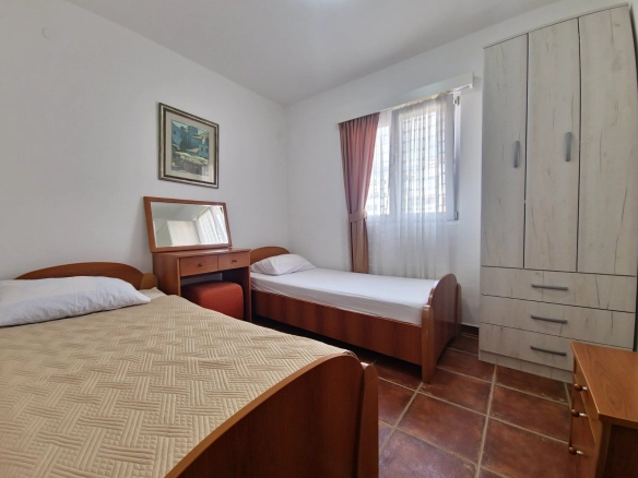 Izdavanje jednosobnog stana 37 m² sa bazenom, parkingom i uračunatim režijama – Budva, Adok (IZDAVANJE NA PERIOD DO 01.06.2027)
