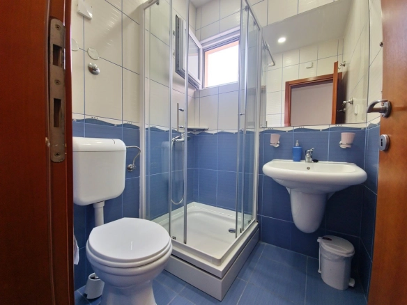 Izdavanje jednosobnog stana 37 m² sa bazenom, parkingom i uračunatim režijama – Budva, Adok (IZDAVANJE NA PERIOD DO 01.06.2027)