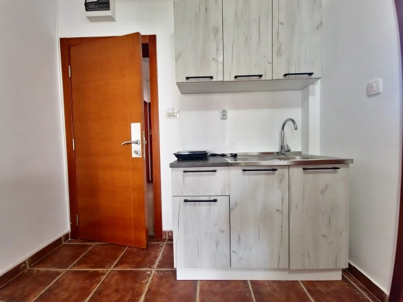 Izdavanje jednosobnog stana 37 m² sa bazenom, parkingom i uračunatim režijama – Budva, Adok (IZDAVANJE NA PERIOD DO 01.06.2027)