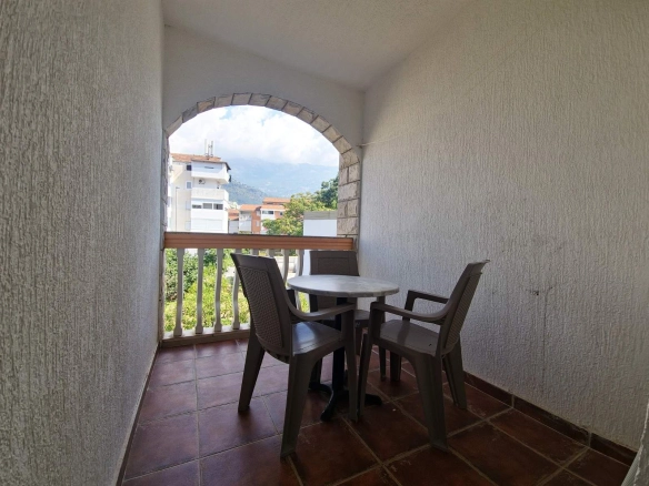 Izdavanje jednosobnog stana 37 m² sa bazenom, parkingom i uračunatim režijama – Budva, Adok (IZDAVANJE NA PERIOD DO 01.06.2027)