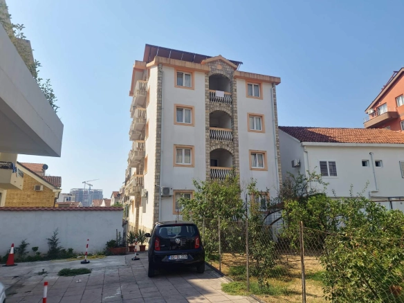 Izdavanje jednosobnog stana 37 m² sa bazenom, parkingom i uračunatim režijama – Budva, Adok (IZDAVANJE NA PERIOD DO 01.06.2027)