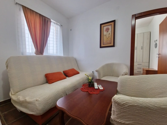 Izdavanje jednosobnog stana 37 m² sa bazenom, parkingom i uračunatim režijama – Budva, Adok (IZDAVANJE NA PERIOD DO 01.06.2027)
