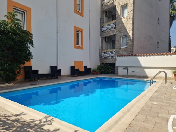 Izdavanje jednosobnog stana 37 m² sa bazenom, parkingom i uračunatim režijama – Budva, Adok (IZDAVANJE NA PERIOD DO 01.06.2027)