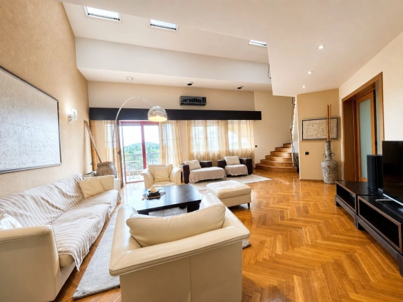 Prodaja luksuznog četvorosobnog namještenog duplex stana 281 m² sa četiri terase – Preko Morače, Podgorica | Moguća kompenzacija za manje stanove u Budvi ili Podgorici