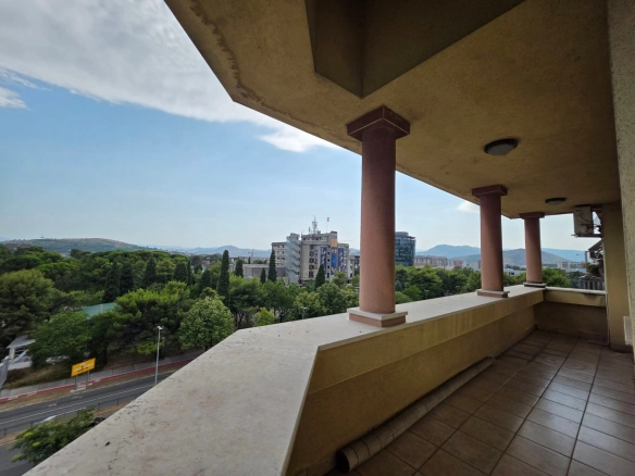 Prodaja luksuznog četvorosobnog namještenog duplex stana 281 m² sa četiri terase – Preko Morače, Podgorica | Moguća kompenzacija za manje stanove u Budvi ili Podgorici