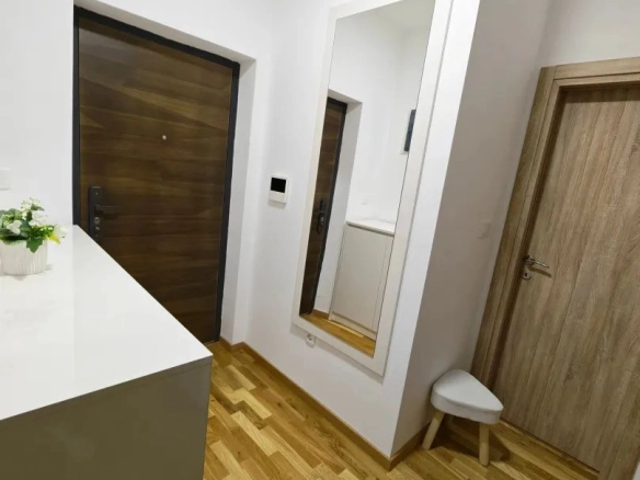 Opremljen jednosoban stan sa garažnim mjestom u Bečićima (Izdavanje na duži period, dostupan od 01.10.2026)